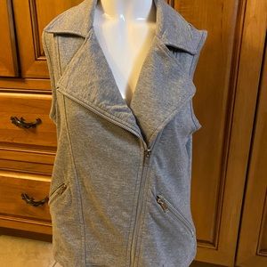 💰3 for $20 - Cute little sleeveless vest, never worn